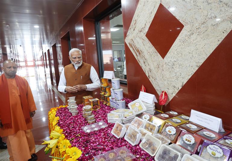 प्रधानमंत्री श्री नरेन्द्र मोदी ने 23 फरवरी, 2024 को उत्तर प्रदेश के वाराणसी में अमूल के बनास डेयरी प्लांट का दौरा किया।