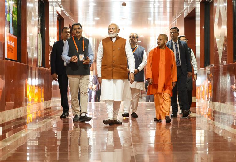 प्रधानमंत्री श्री नरेन्द्र मोदी ने 23 फरवरी, 2024 को उत्तर प्रदेश के वाराणसी में अमूल के बनास डेयरी प्लांट का दौरा किया।