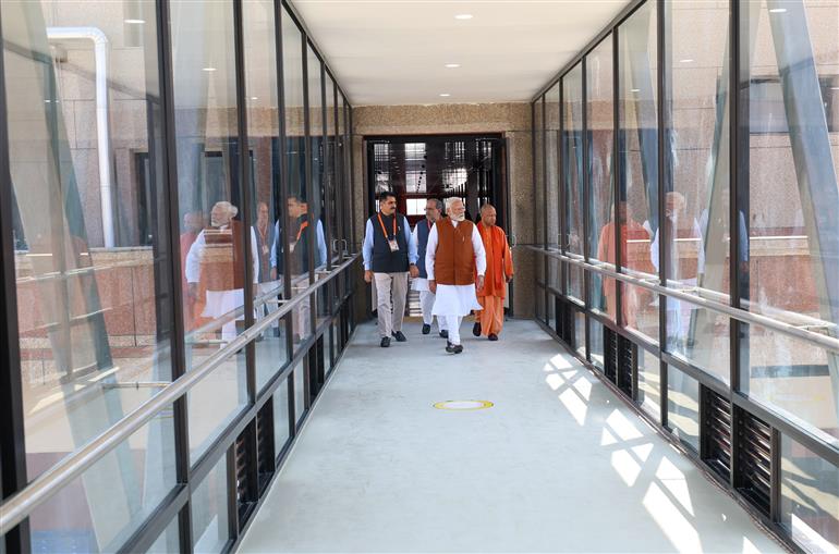 प्रधानमंत्री श्री नरेन्द्र मोदी ने 23 फरवरी, 2024 को उत्तर प्रदेश के वाराणसी में अमूल के बनास डेयरी प्लांट का दौरा किया।