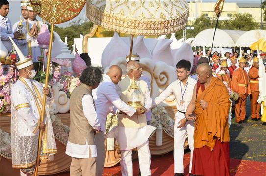 भगवान बुद्ध के पवित्र अवशेषों को 23 फरवरी, 2024 को बैंकॉक, थाईलैंड के रॉयल ग्राउंड सनम लुआंग में प्रतिष्ठापित किया गया। इस अवसर पर थाईलैंड के प्रधानमंत्री, श्रेथा थाविसिन, केंद्रीय सामाजिक न्याय और अधिकारिता मंत्री, वीरेंद्र कुमार और बिहार के राज्यपाल, श्री राजेन्द्र विश्वनाथ अर्लेकर भी मौजूद रहे।