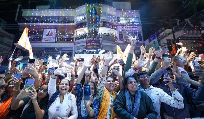 24 फरवरी, 2024 को गुजरात पहुंचने पर जामनगर के लोगों द्वारा प्रधानमंत्री श्री नरेन्द्र मोदी का भव्य स्वागत किया गया।