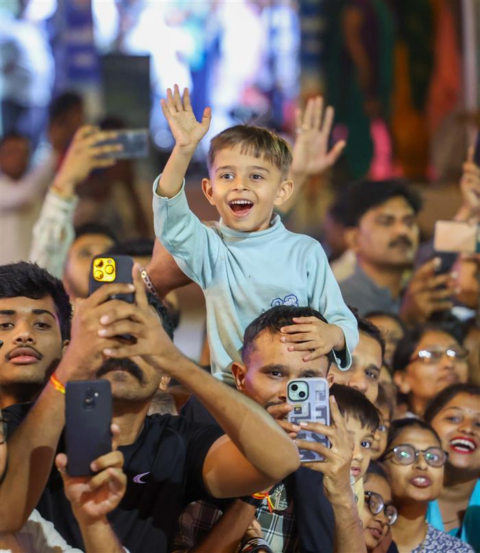 24 फरवरी, 2024 को गुजरात पहुंचने पर जामनगर के लोगों द्वारा प्रधानमंत्री श्री नरेन्द्र मोदी का भव्य स्वागत किया गया।