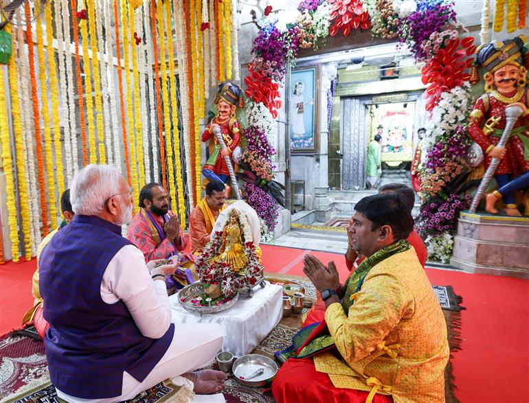 प्रधानमंत्री श्री नरेन्द्र मोदी ने 25 फरवरी, 2024 को गुजरात के द्वारकाधीश मंदिर में पूजा-अर्चना की।