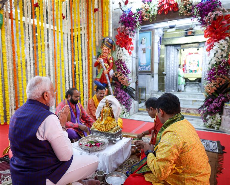 प्रधानमंत्री श्री नरेन्द्र मोदी ने 25 फरवरी, 2024 को गुजरात के द्वारकाधीश मंदिर में पूजा-अर्चना की।