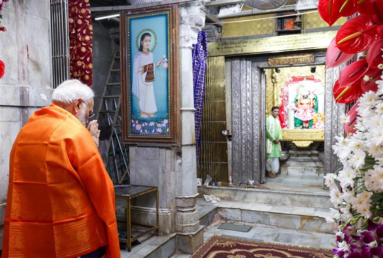 प्रधानमंत्री श्री नरेन्द्र मोदी ने 25 फरवरी, 2024 को गुजरात के द्वारकाधीश मंदिर में पूजा-अर्चना की।