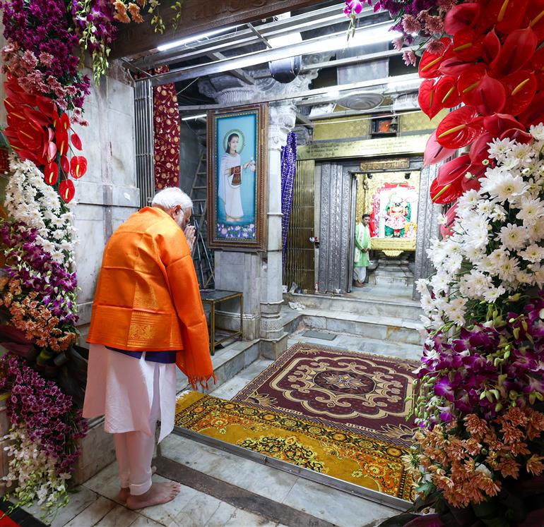 प्रधानमंत्री श्री नरेन्द्र मोदी ने 25 फरवरी, 2024 को गुजरात के द्वारकाधीश मंदिर में पूजा-अर्चना की।
