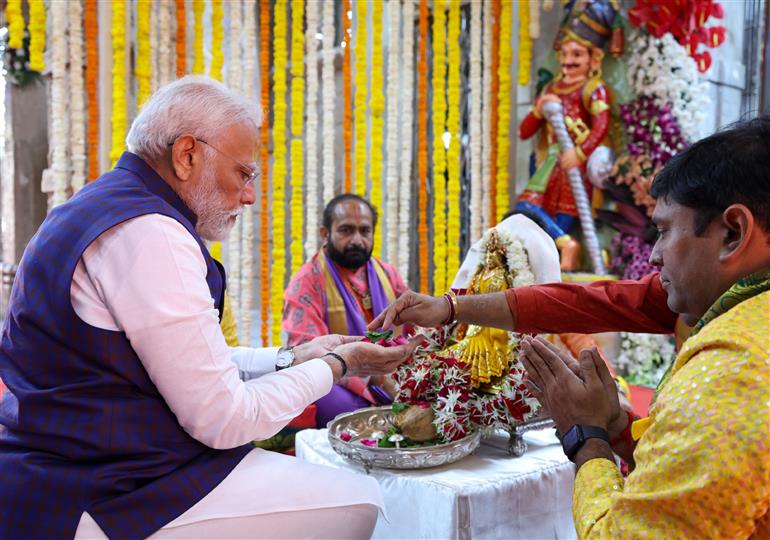 प्रधानमंत्री श्री नरेन्द्र मोदी ने 25 फरवरी, 2024 को गुजरात के द्वारकाधीश मंदिर में पूजा-अर्चना की।