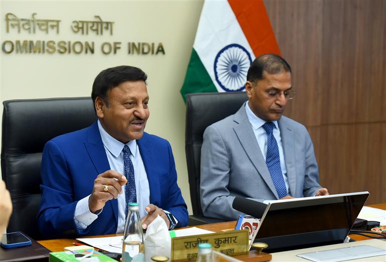 मुख्य निर्वाचन आयुक्त श्री अरुण गोयल 26 फरवरी, 2026 को नई दिल्ली में दो प्रमुख संगठनों, भारतीय बैंक संघ (आईबीए) और डाक विभाग (डीओपी) के साथ एक समझौता ज्ञापन (एमओयू) पर हस्ताक्षर करने के अवसर पर संबोधित करते हुए।
