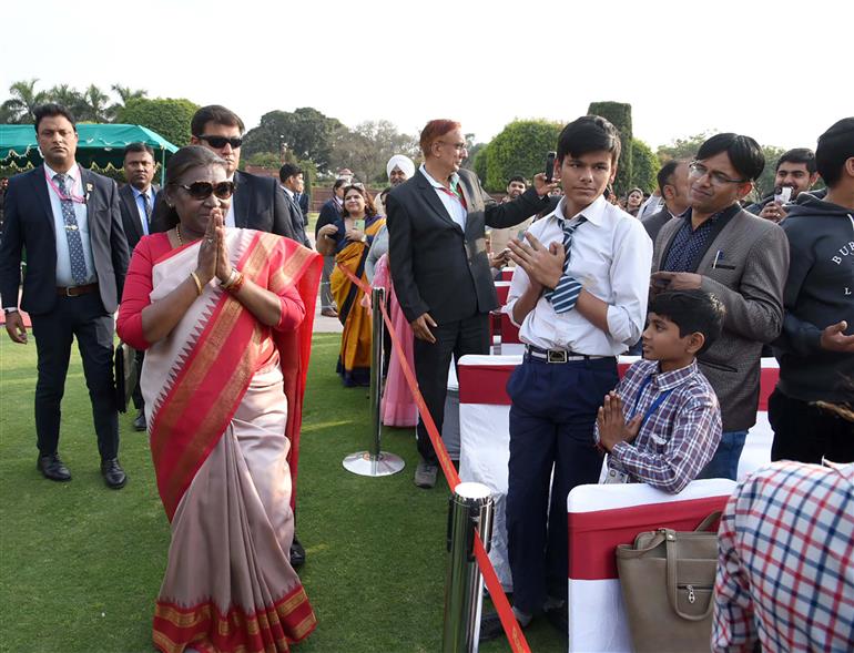 राष्ट्रपति, श्रीमती द्रौपदी मुर्मू ने  26 फ़रवरी 2024 को राष्ट्रपति भवन, नई दिल्ली में सामाजिक न्याय और अधिकारिता मंत्रालय द्वारा आयोजित "पर्पल फेस्ट" 2024 - 'दिव्यांगजनों की प्रतिभाओं को प्रदर्शित करने का त्योहार' पर सांस्कृतिक कार्यक्रम के बाद दिव्यांगजनों से मुलाकात की और बातचीत भी की।