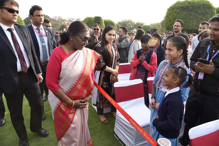 राष्ट्रपति, श्रीमती द्रौपदी मुर्मू ने  26 फ़रवरी 2024 को राष्ट्रपति भवन, नई दिल्ली में सामाजिक न्याय और अधिकारिता मंत्रालय द्वारा आयोजित "पर्पल फेस्ट" 2024 - 'दिव्यांगजनों की प्रतिभाओं को प्रदर्शित करने का त्योहार' पर सांस्कृतिक कार्यक्रम के बाद दिव्यांगजनों से मुलाकात की और बातचीत भी की।