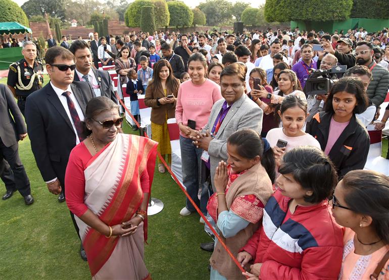 राष्ट्रपति, श्रीमती द्रौपदी मुर्मू ने  26 फ़रवरी 2024 को राष्ट्रपति भवन, नई दिल्ली में सामाजिक न्याय और अधिकारिता मंत्रालय द्वारा आयोजित "पर्पल फेस्ट" 2024 - 'दिव्यांगजनों की प्रतिभाओं को प्रदर्शित करने का त्योहार' पर सांस्कृतिक कार्यक्रम के बाद दिव्यांगजनों से मुलाकात की और बातचीत भी की।