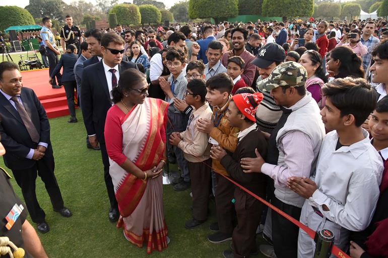 राष्ट्रपति, श्रीमती द्रौपदी मुर्मू ने  26 फ़रवरी 2024 को राष्ट्रपति भवन, नई दिल्ली में सामाजिक न्याय और अधिकारिता मंत्रालय द्वारा आयोजित "पर्पल फेस्ट" 2024 - 'दिव्यांगजनों की प्रतिभाओं को प्रदर्शित करने का त्योहार' पर सांस्कृतिक कार्यक्रम के बाद दिव्यांगजनों से मुलाकात की और बातचीत भी की।