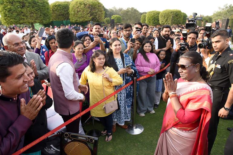 राष्ट्रपति, श्रीमती द्रौपदी मुर्मू ने  26 फ़रवरी 2024 को राष्ट्रपति भवन, नई दिल्ली में सामाजिक न्याय और अधिकारिता मंत्रालय द्वारा आयोजित "पर्पल फेस्ट" 2024 - 'दिव्यांगजनों की प्रतिभाओं को प्रदर्शित करने का त्योहार' पर सांस्कृतिक कार्यक्रम के बाद दिव्यांगजनों से मुलाकात की और बातचीत भी की।