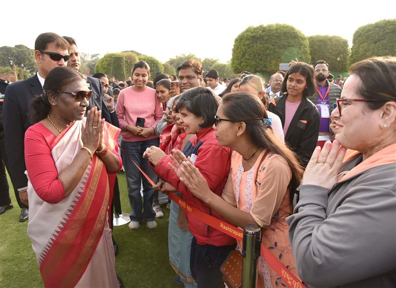 राष्ट्रपति, श्रीमती द्रौपदी मुर्मू ने  26 फ़रवरी 2024 को राष्ट्रपति भवन, नई दिल्ली में सामाजिक न्याय और अधिकारिता मंत्रालय द्वारा आयोजित "पर्पल फेस्ट" 2024 - 'दिव्यांगजनों की प्रतिभाओं को प्रदर्शित करने का त्योहार' पर सांस्कृतिक कार्यक्रम के बाद दिव्यांगजनों से मुलाकात की और बातचीत भी की।