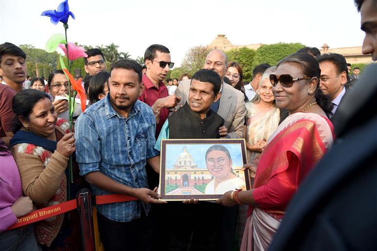 राष्ट्रपति, श्रीमती द्रौपदी मुर्मू ने  26 फ़रवरी 2024 को राष्ट्रपति भवन, नई दिल्ली में सामाजिक न्याय और अधिकारिता मंत्रालय द्वारा आयोजित "पर्पल फेस्ट" 2024 - 'दिव्यांगजनों की प्रतिभाओं को प्रदर्शित करने का त्योहार' पर सांस्कृतिक कार्यक्रम के बाद दिव्यांगजनों से मुलाकात की और बातचीत भी की।