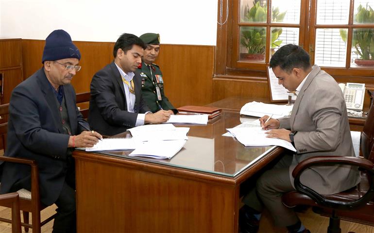 रक्षा मंत्रालय ने 04 जनवरी, 2024 को नई दिल्ली में सैन्य उपकरणों की खरीद के लिए अनुबंध पर हस्ताक्षर किए।