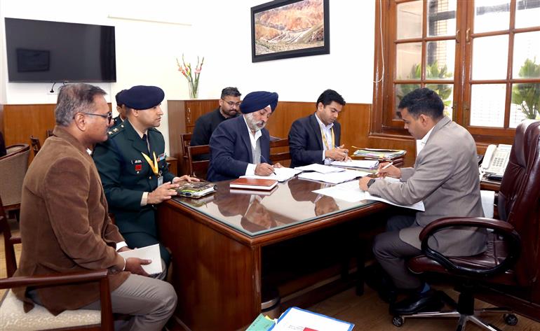 रक्षा मंत्रालय ने 04 जनवरी, 2024 को नई दिल्ली में सैन्य उपकरणों की खरीद के लिए अनुबंध पर हस्ताक्षर किए।