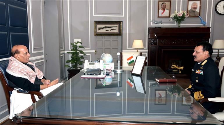 नौसेना के उप प्रमुख का पदभार संभालने वाले वाइस एडमिरल दिनेश के त्रिपाठी ने 04 जनवरी, 2024 को नई दिल्ली में केंद्रीय रक्षा मंत्री श्री राजनाथ सिंह से मुलाकात की।