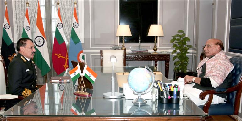 नौसेना के उप प्रमुख का पदभार संभालने वाले वाइस एडमिरल दिनेश के त्रिपाठी ने 04 जनवरी, 2024 को नई दिल्ली में केंद्रीय रक्षा मंत्री श्री राजनाथ सिंह से मुलाकात की।