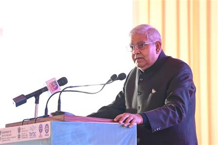 उपराष्ट्रपति और राज्यसभा के सभापति श्री जगदीप धनखड़ 04 जनवरी, 2024 को जम्मू-कश्मीर के कठुआ में "उत्तर भारत में उभरते स्टार्टअप रुझान" पर आयोजित बायोटेक स्टार्टअप एक्सपो को संबोधित करते हुए।