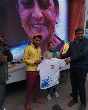 भारत संकल्प यात्रा कार्यक्रम के दौरान 08 जनवरी, 2024 को दिल्ली के प्रतिभा विद्यालय, कुंडली 2 कैंप में क्विज विजेताओं को सम्मानित किया गया।