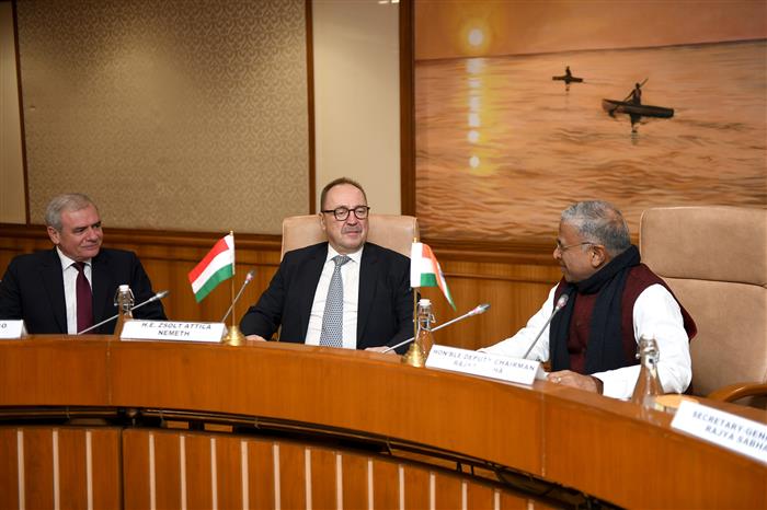 राज्यसभा के उपसभापति श्री हरिवंश 08 जनवरी, 2024 को नई दिल्ली में हंगरी के विदेश मामलों की संसदीय समिति के अध्यक्ष महामहिम ज्सोल्ट नेमेथ से मुलाकात करते हुए।