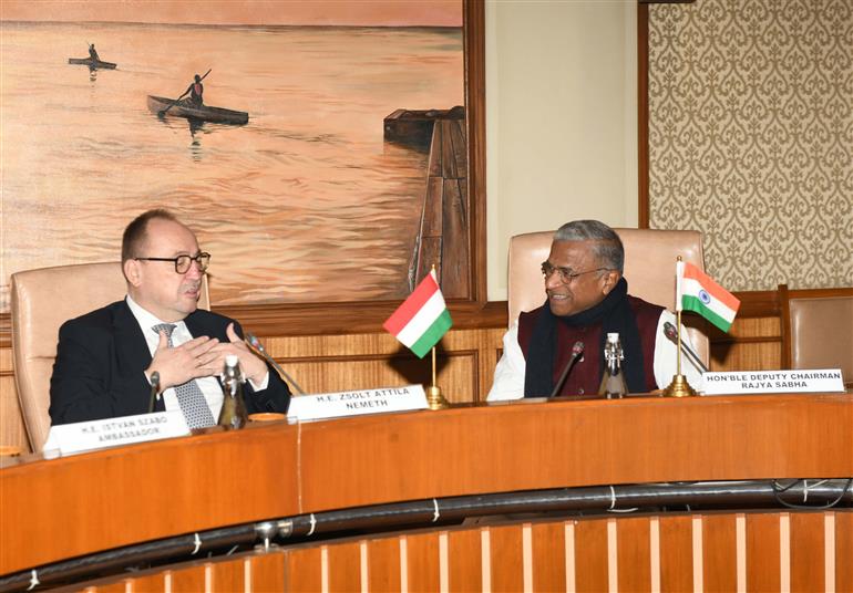 राज्यसभा के उपसभापति श्री हरिवंश 08 जनवरी, 2024 को नई दिल्ली में हंगरी के विदेश मामलों की संसदीय समिति के अध्यक्ष महामहिम ज्सोल्ट नेमेथ से मुलाकात करते हुए।