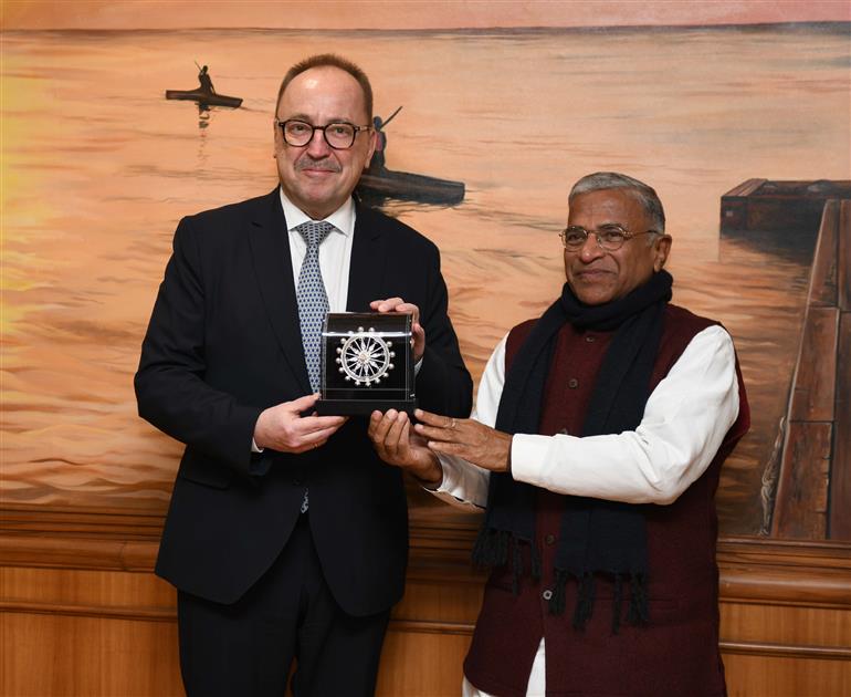 राज्यसभा के उपसभापति श्री हरिवंश 08 जनवरी, 2024 को नई दिल्ली में हंगरी के विदेश मामलों की संसदीय समिति के अध्यक्ष महामहिम ज्सोल्ट नेमेथ से मुलाकात करते हुए।