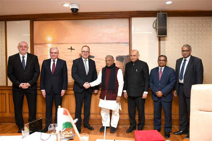 राज्यसभा के उपसभापति श्री हरिवंश 08 जनवरी, 2024 को नई दिल्ली में हंगरी के विदेश मामलों की संसदीय समिति के अध्यक्ष महामहिम ज्सोल्ट नेमेथ से मुलाकात करते हुए।