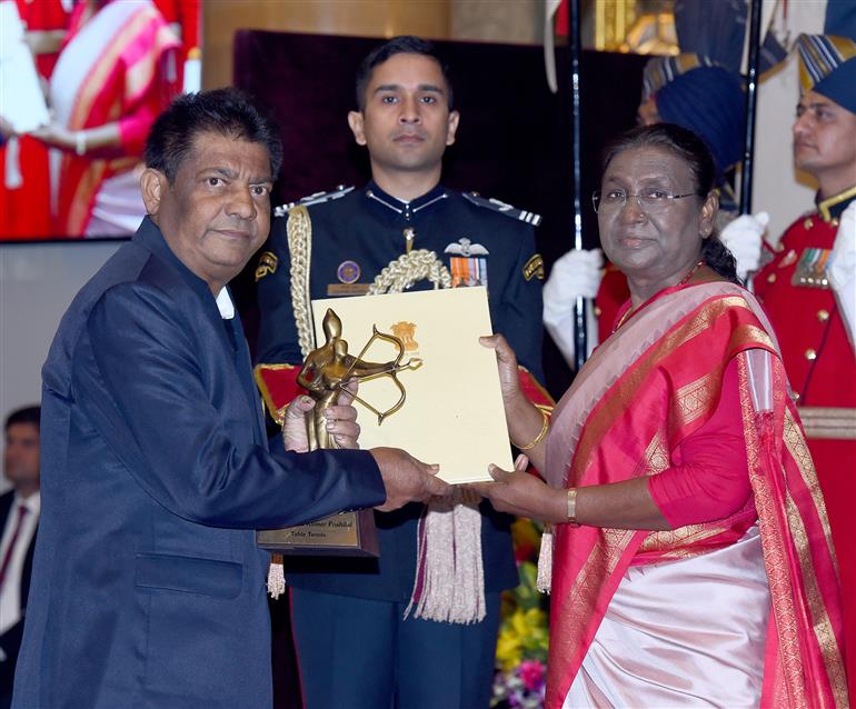 The President of India, Smt Droupadi Murmu presenting the Dronacharya Award (Lifetime) 2023 to Shri Jayanta Kumar Pushilal for Table Tennis in a glittering ceremony at Rashtrapati Bhavan, in New Delhi on January 09, 2024.