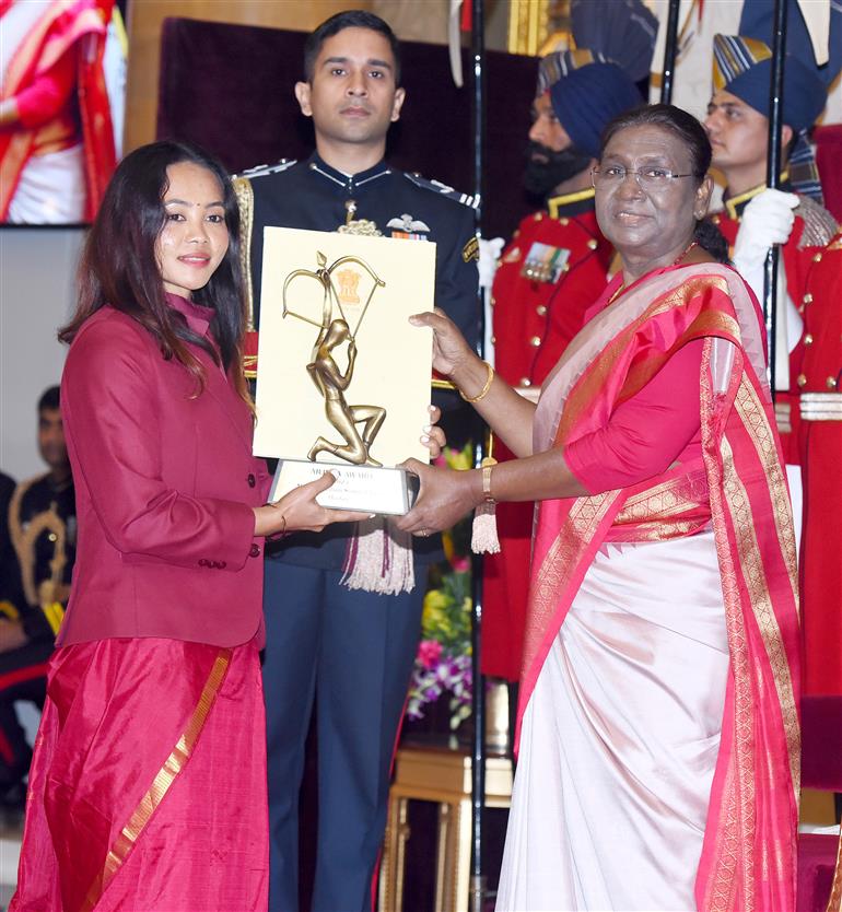 The President of India, Smt Droupadi Murmu presenting the Arjuna Award 2023 to Sushri Pukhrambam Sushila Chanu for Hockey in a glittering ceremony, at Rashtrapati Bhavan, in New Delhi on January 09, 2024.