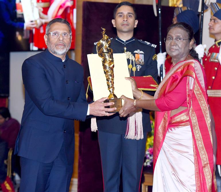 राष्ट्रपति श्रीमती द्रौपदी मुर्मु 09 जनवरी, 2024 को राष्ट्रपति भवन, नई दिल्ली में आयोजित एक समारोह के दौरान जैन (डीम्ड-टू-बी यूनिवर्सिटी) को राष्ट्रीय खेल प्रोत्साहन पुरस्कार 2023 प्रदान करती हुईं।