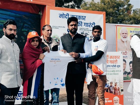 विकसित भारत संकल्प यात्रा के दौरान 10 जनवरी, 2024 को दिल्ली के  हरस्वरूप कॉलोनी, फ़तेहपुर बेरी में क्विज विजेता को सम्मानित किया गया।