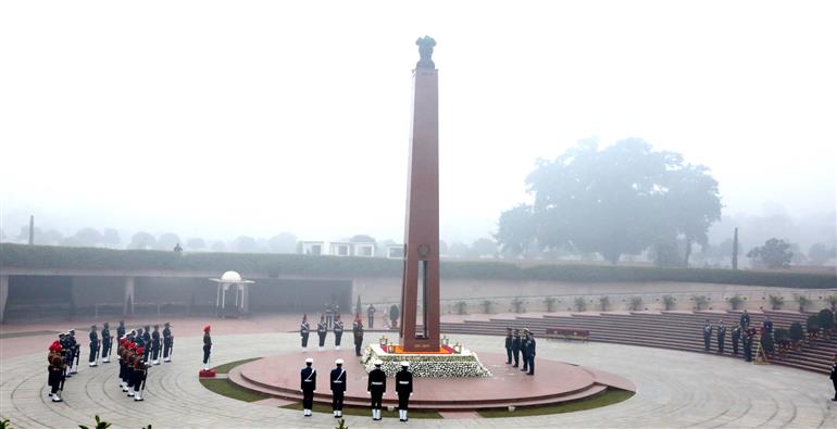 चीफ ऑफ डिफेंस स्टाफ (सीडीएस), जनरल अनिल चौहान, चीफ ऑफ आर्मी स्टाफ (सीएएस) जनरल मनोज पांडे, चीफ ऑफ नेवल स्टाफ (सीएनएस), एडमिरल आर हरि कुमार और चीफ ऑफ एयर स्टाफ (सीएएस) ) एयर चीफ मार्शल वीआर चौधरी ने 13 जनवरी, 2024 को नई दिल्ली में सेना दिवस से पहले राष्ट्रीय समर स्मारक पर वीर शहीदों को श्रद्धांजलि अर्पित की। सेना दिवसर हर साल 15 जनवरी को मनाया जाता है।