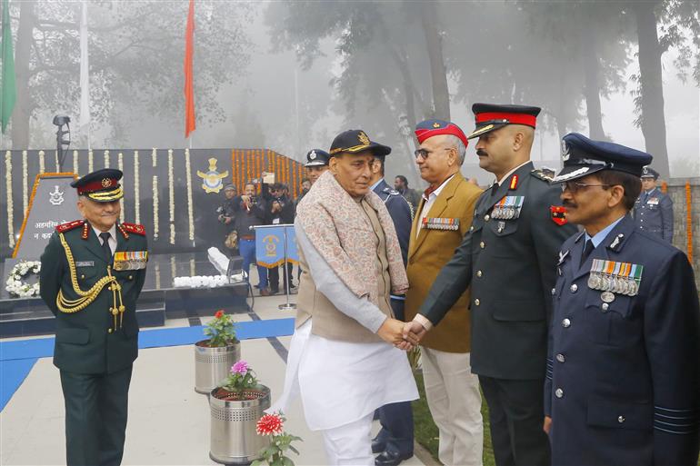 केंद्रीय रक्षा मंत्री, श्री राजनाथ सिंह 14 जनवरी, 2024 को 8वें सशस्त्र बल पूर्व सैनिक दिवस के अवसर पर वायु सेना स्टेशन, कानपुर में पूर्व सैनिकों को संबोधित करते हुए।