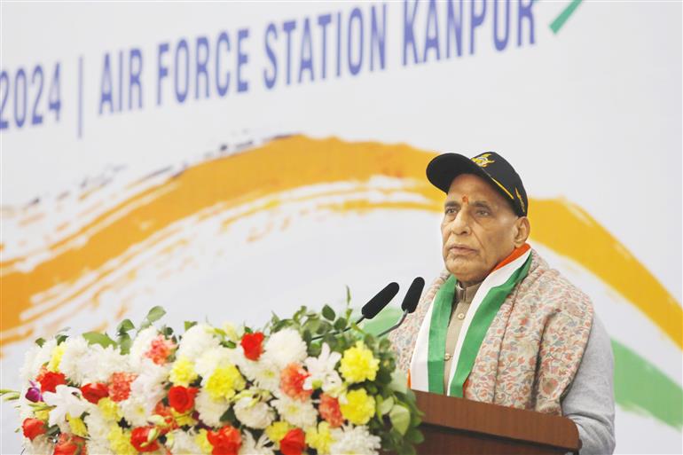 केंद्रीय रक्षा मंत्री, श्री राजनाथ सिंह 14 जनवरी, 2024 को 8वें सशस्त्र बल पूर्व सैनिक दिवस के अवसर पर वायु सेना स्टेशन, कानपुर में पूर्व सैनिकों को संबोधित करते हुए।