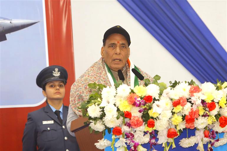 केंद्रीय रक्षा मंत्री, श्री राजनाथ सिंह 14 जनवरी, 2024 को 8वें सशस्त्र बल पूर्व सैनिक दिवस के अवसर पर वायु सेना स्टेशन, कानपुर में पूर्व सैनिकों को संबोधित करते हुए।