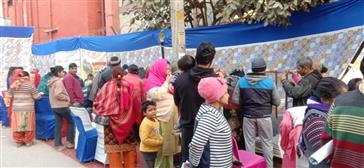 17 जनवरी, 2024 को नई दिल्ली के तोमर कॉलोनी, बुराड़ी में विकसित भारत संकल्प यात्रा के दौरान बड़ी संख्या में लोगों की मौजूदगी देखी गई।