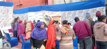 17 जनवरी, 2024 को नई दिल्ली के तोमर कॉलोनी, बुराड़ी में विकसित भारत संकल्प यात्रा के दौरान बड़ी संख्या में लोगों की मौजूदगी देखी गई।