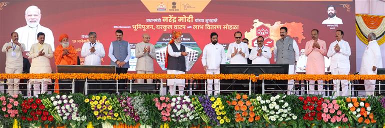 प्रधानमंत्री श्री नरेन्द्र मोदी ने 19 जनवरी, 2024 को महाराष्ट्र के सोलापुर में विभिन्न परियोजनाओं की आधारशिला रखी।