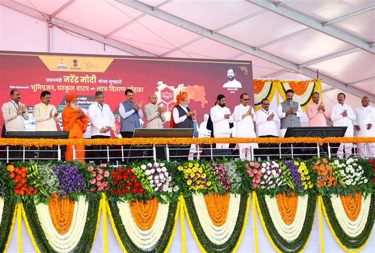 प्रधानमंत्री श्री नरेन्द्र मोदी ने 19 जनवरी, 2024 को महाराष्ट्र के सोलापुर में विभिन्न परियोजनाओं की आधारशिला रखी।