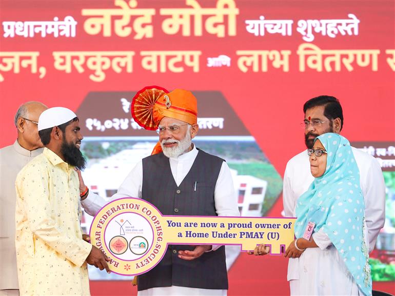 प्रधानमंत्री श्री नरेन्द्र मोदी ने 19 जनवरी, 2024 को महाराष्ट्र के सोलापुर में विभिन्न परियोजनाओं की आधारशिला रखी।