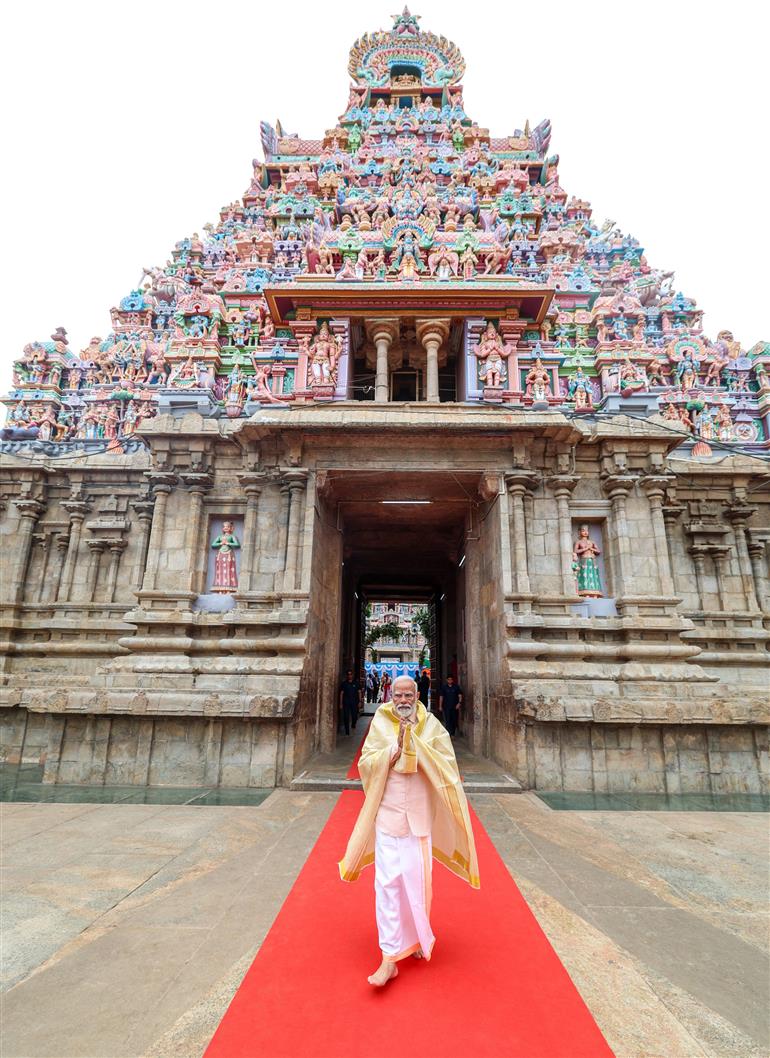 20 जनवरी, 2024 को तमिलनाडु के तिरुचिरापल्ली में श्री रंगनाथस्वामी मंदिर में प्रधानमंत्री श्री नरेन्द्र मोदी।