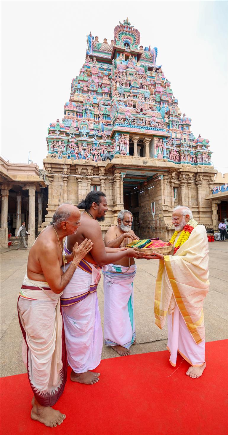 20 जनवरी, 2024 को तमिलनाडु के तिरुचिरापल्ली में श्री रंगनाथस्वामी मंदिर में प्रधानमंत्री श्री नरेन्द्र मोदी।