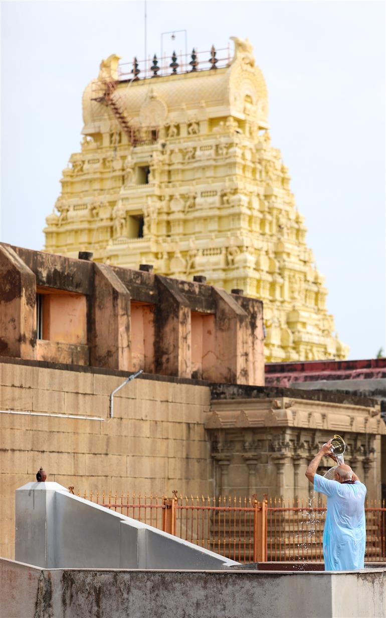 20 जनवरी, 2024 को तमिलनाडु के रामेश्वरम में श्री अरुलमिगु रामनाथस्वामी मंदिर में प्रधानमंत्री श्री नरेन्द्र मोदी।