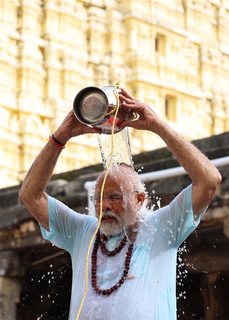 20 जनवरी, 2024 को तमिलनाडु के रामेश्वरम में श्री अरुलमिगु रामनाथस्वामी मंदिर में प्रधानमंत्री श्री नरेन्द्र मोदी।
