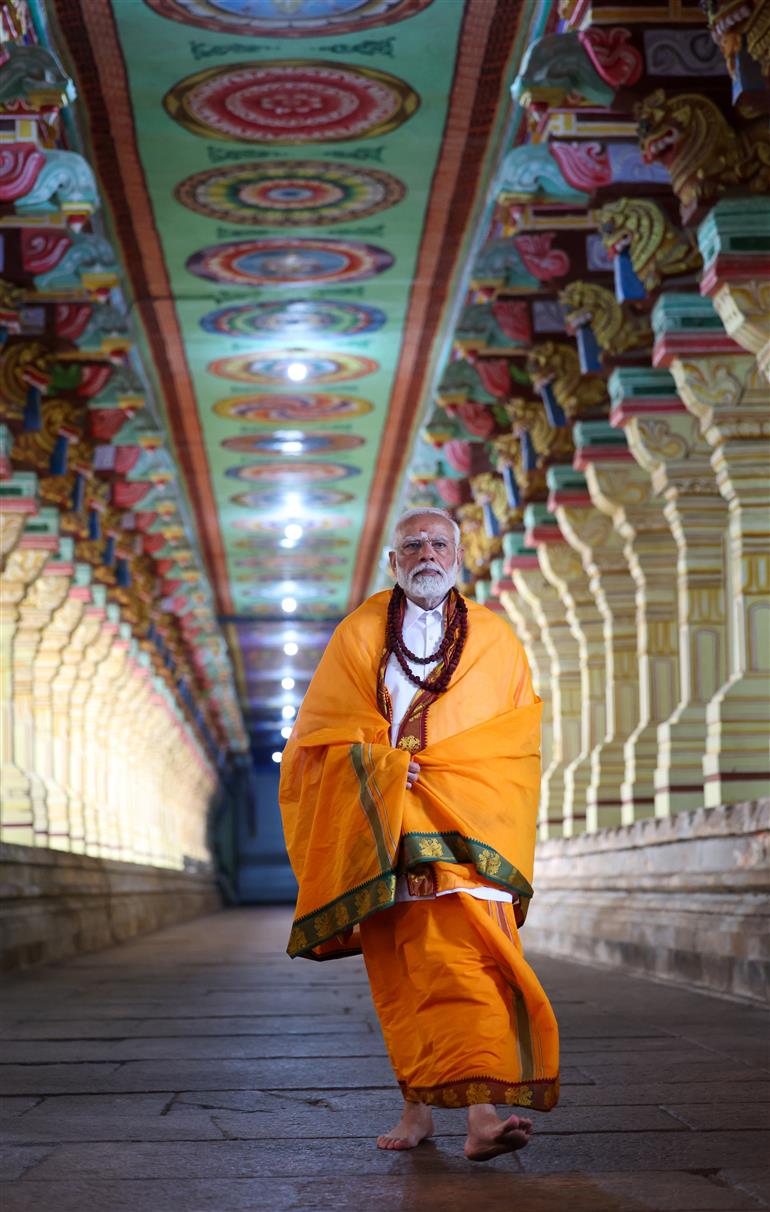 20 जनवरी, 2024 को तमिलनाडु के रामेश्वरम में श्री अरुलमिगु रामनाथस्वामी मंदिर में प्रधानमंत्री श्री नरेन्द्र मोदी।