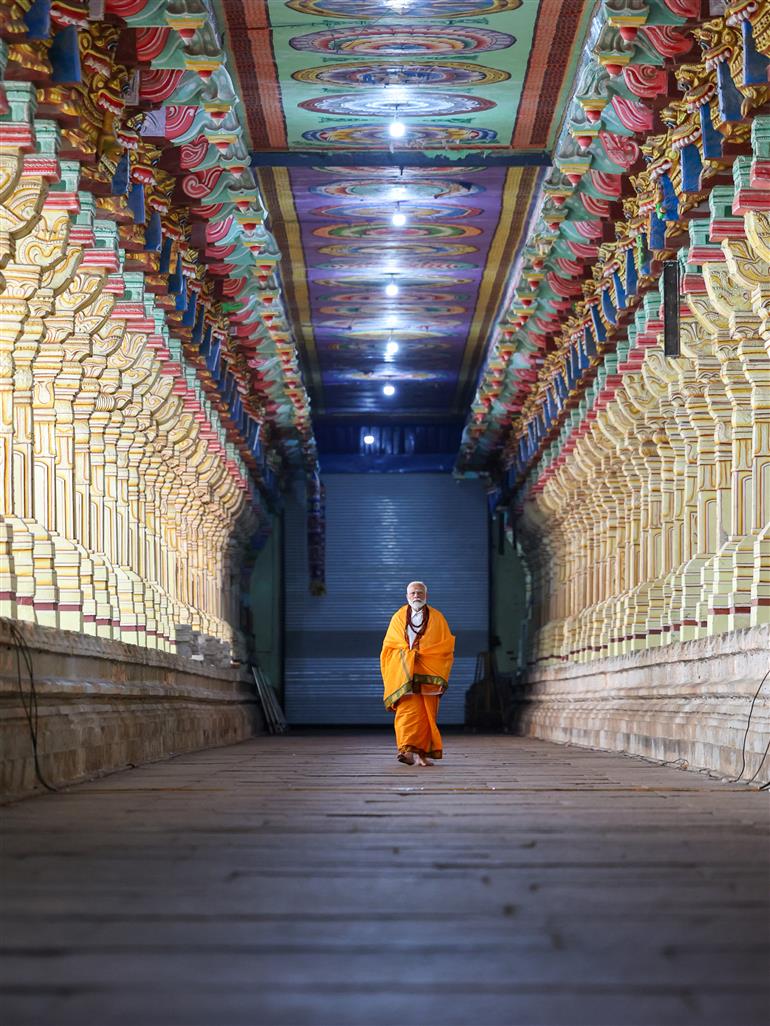 20 जनवरी, 2024 को तमिलनाडु के रामेश्वरम में श्री अरुलमिगु रामनाथस्वामी मंदिर में प्रधानमंत्री श्री नरेन्द्र मोदी।