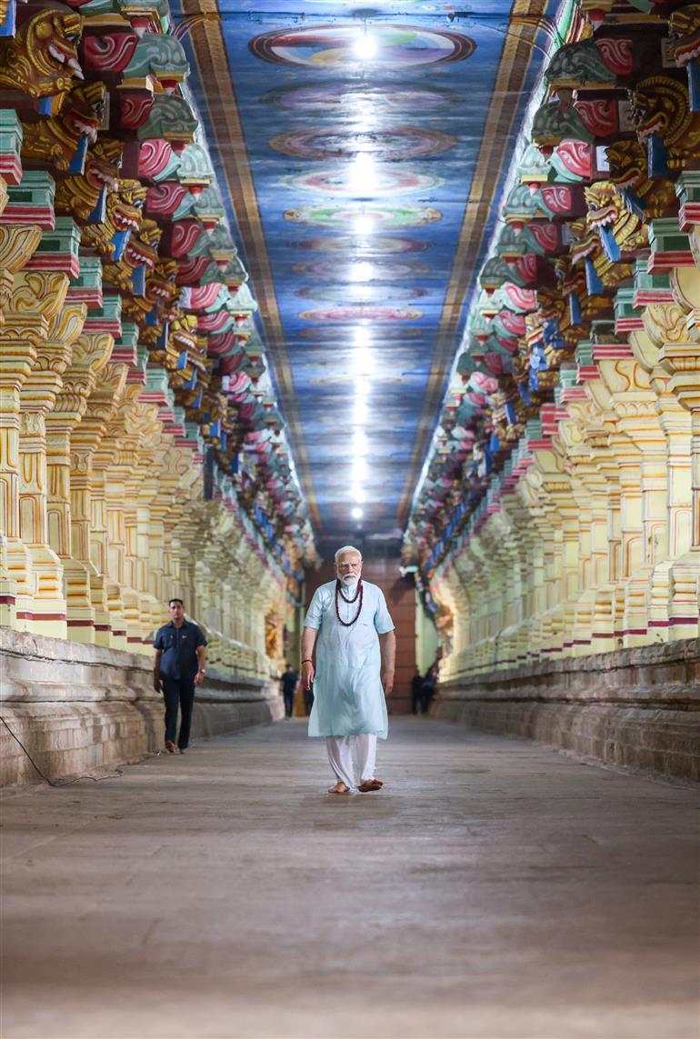 20 जनवरी, 2024 को तमिलनाडु के रामेश्वरम में श्री अरुलमिगु रामनाथस्वामी मंदिर में प्रधानमंत्री श्री नरेन्द्र मोदी।