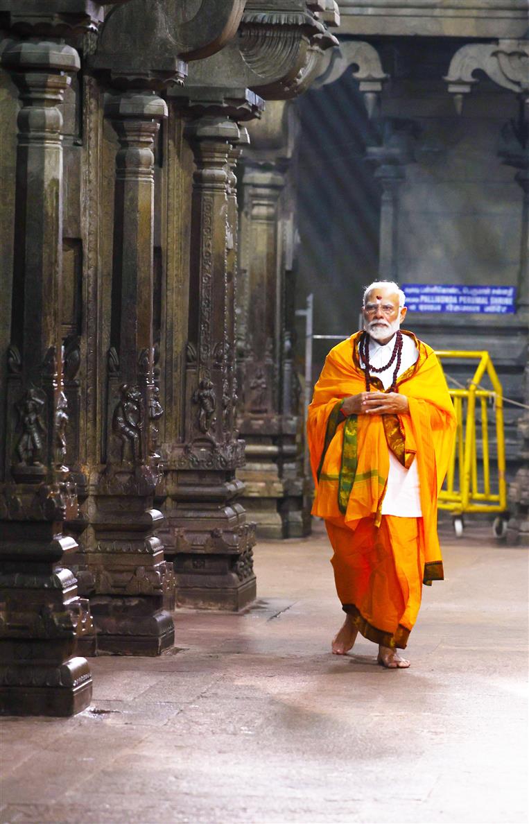 20 जनवरी, 2024 को तमिलनाडु के रामेश्वरम में श्री अरुलमिगु रामनाथस्वामी मंदिर में प्रधानमंत्री श्री नरेन्द्र मोदी।
